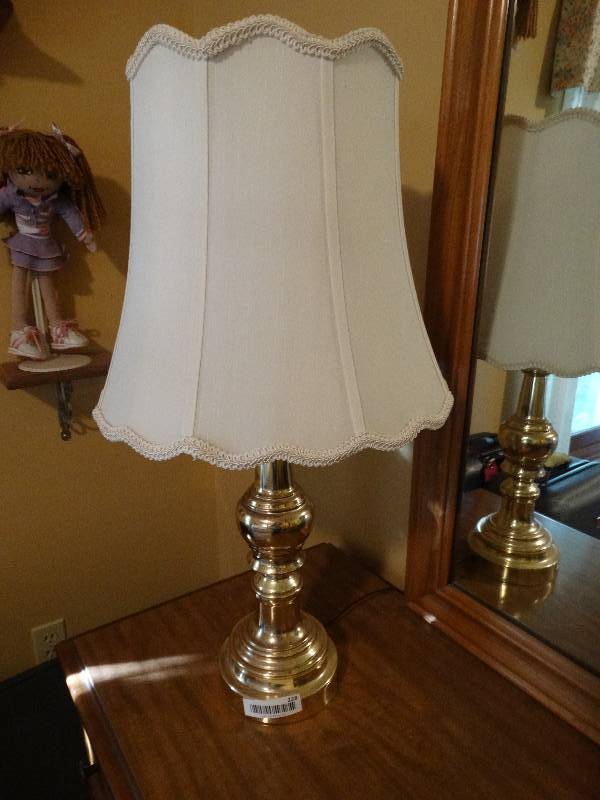 lot 228 image: Brass table lamp w shade