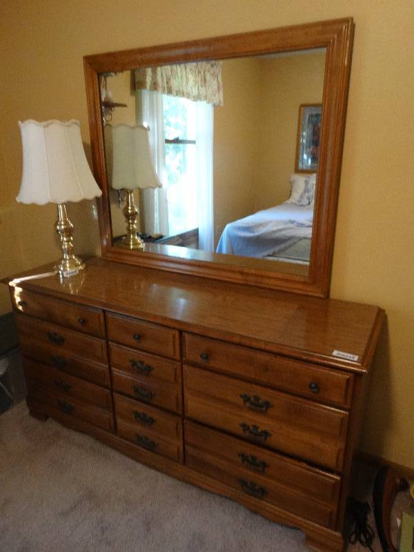 lot 227 image: 9 drawer dresser w mirror