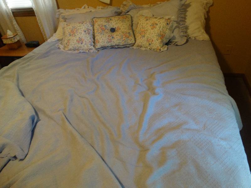 lot 233 image: Queen size bedding