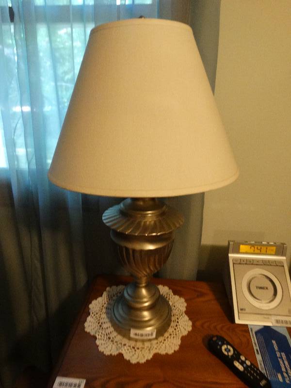 lot 239 image: Pair of table lamps w shades