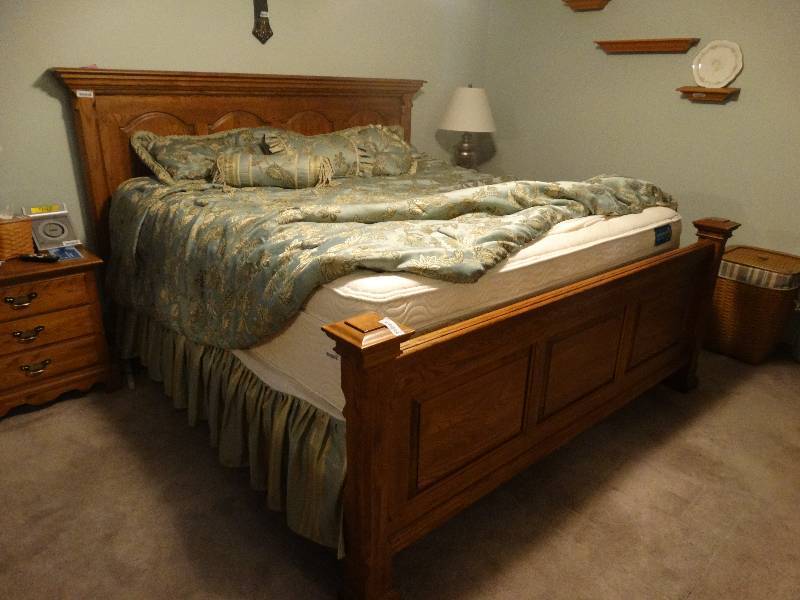 lot 242 image: Durham furniture solid oak king size bed- Beautiful high end furniture