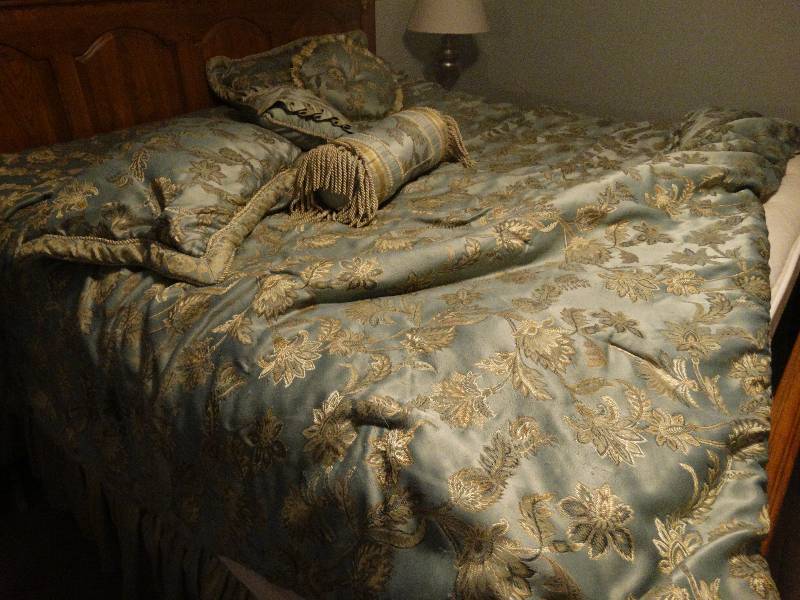 lot 251 image: King size beddingcomforter set