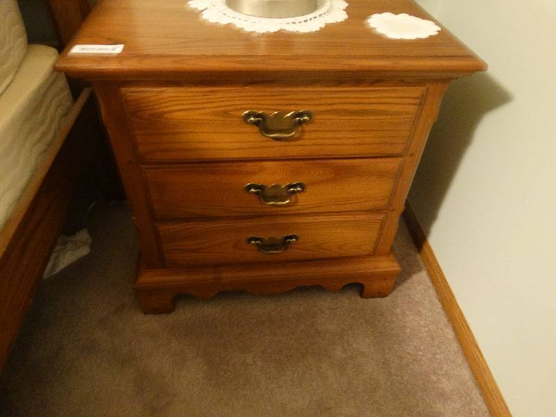 lot 246 image: Durham furniture solid oak 2 drawer nightstand- Beautiful high end furniture