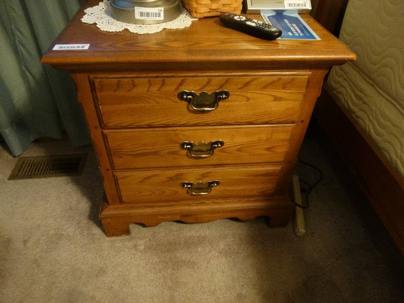 lot 247 image: Durham furniture solid oak 2 drawer nightstand- Beautiful high end furniture