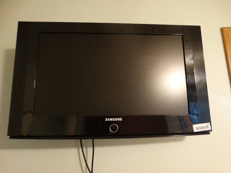lot 249 image: Samsung 26 LCD tv w remote