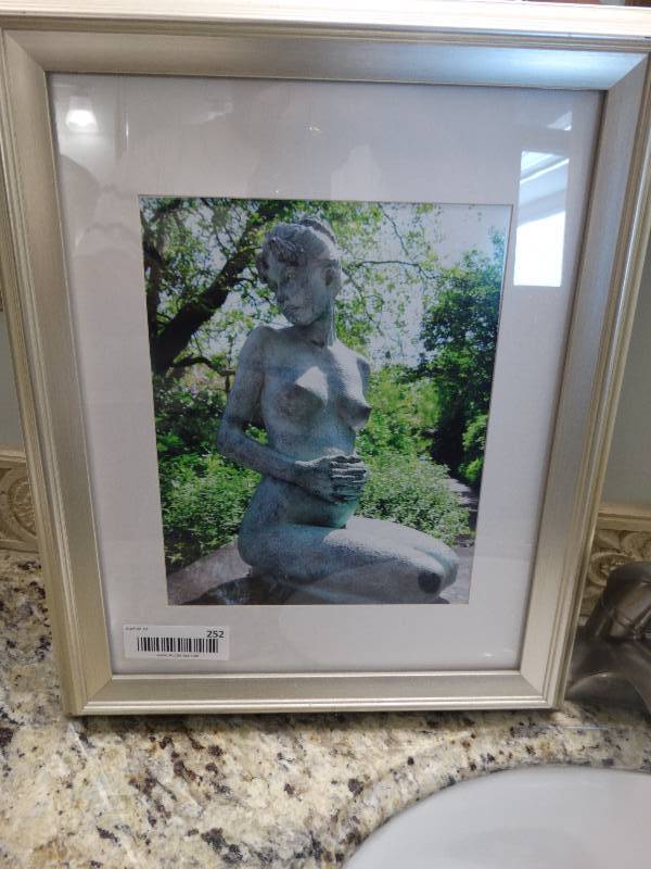lot 252 image: Decor in master bathroom