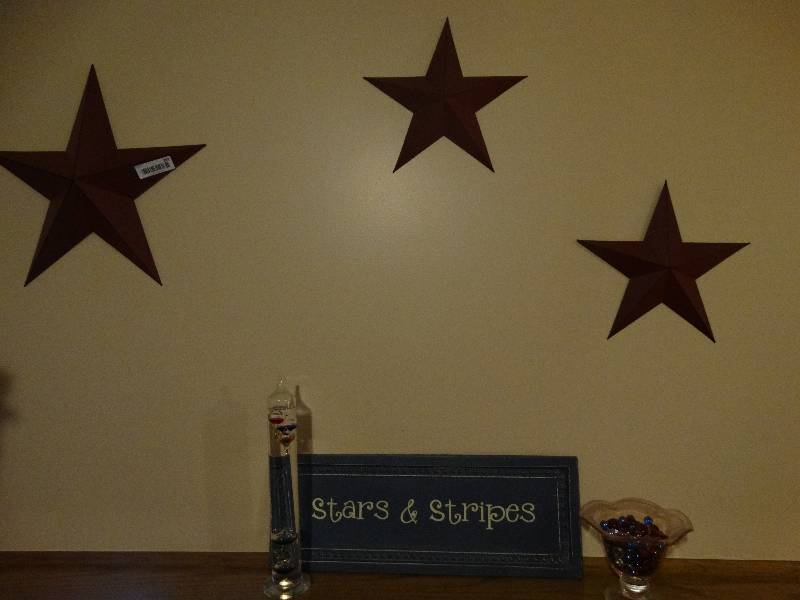 lot 283 image: Hanging metal wall stars and decor