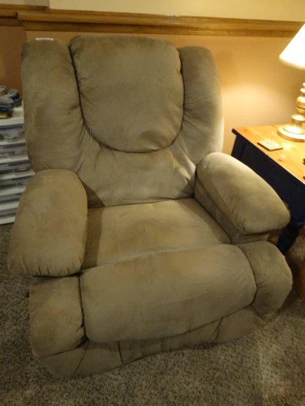 lot 284 image: Tan heat & massage recliner