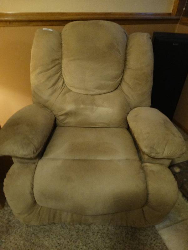 lot 289 image: Tan heat & massage recliner