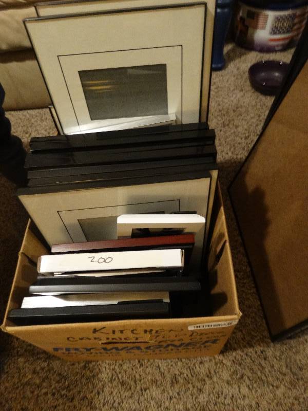 lot 293 image: Box of various picture frames