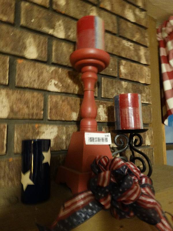 lot 300 image: Candle holders w candles