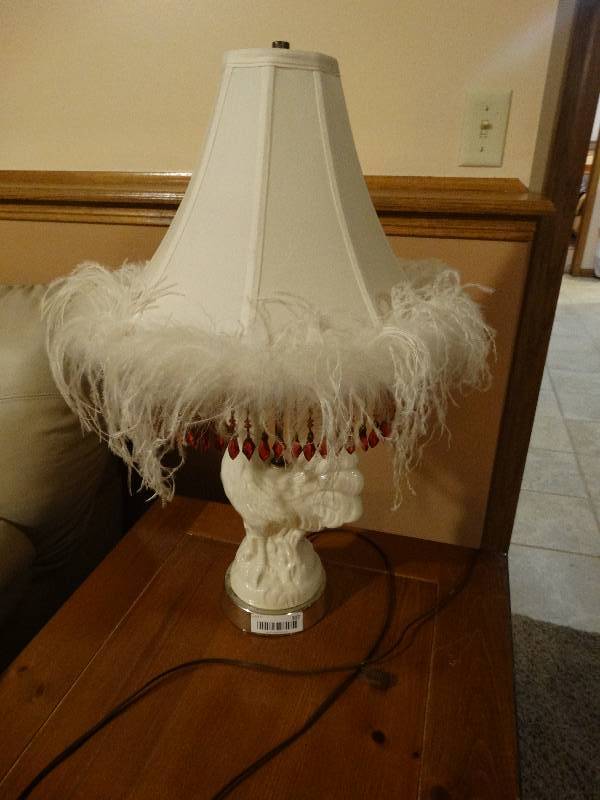 lot 307 image: Rooster table lamp w shade