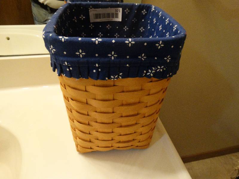 lot 321 image: Longaberger basket