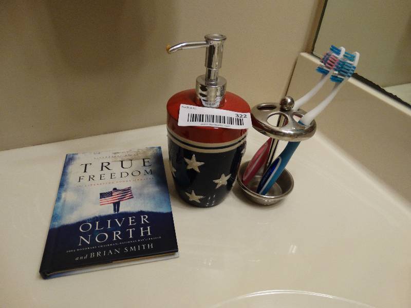 lot 322 image: Various bathroom items