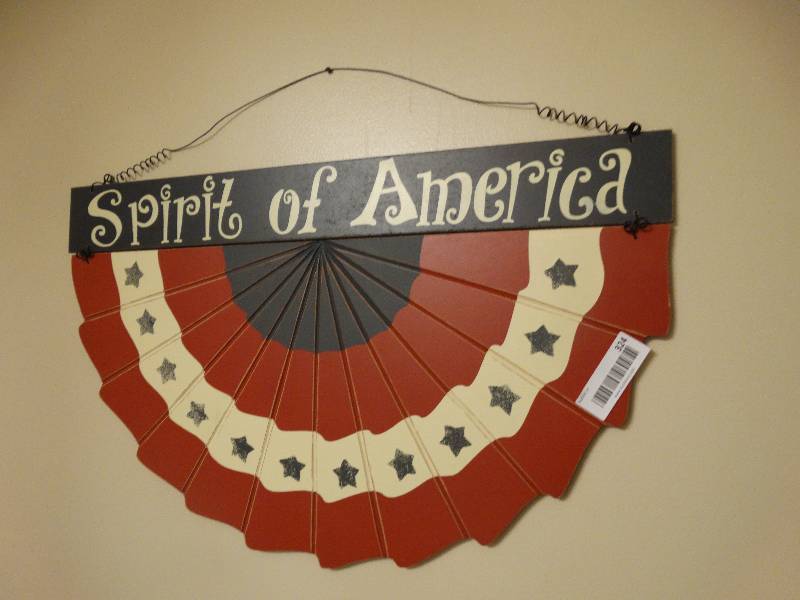 lot 324 image: USA wall decor