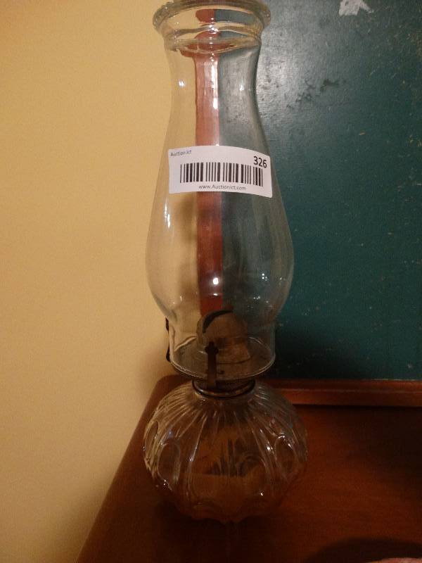 lot 326 image: Vintage oil lamp