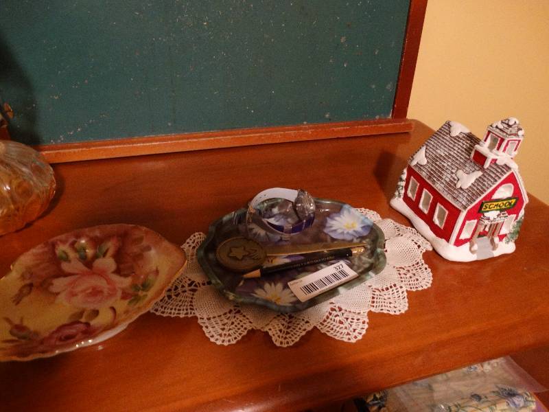 lot 327 image: Lot of various decor