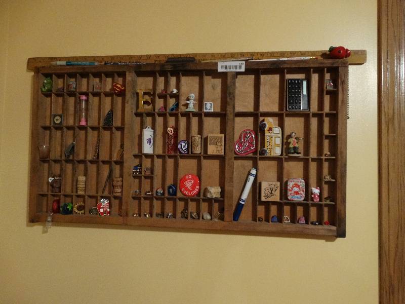 lot 330 image: Antique printers drawer w knick-knacks