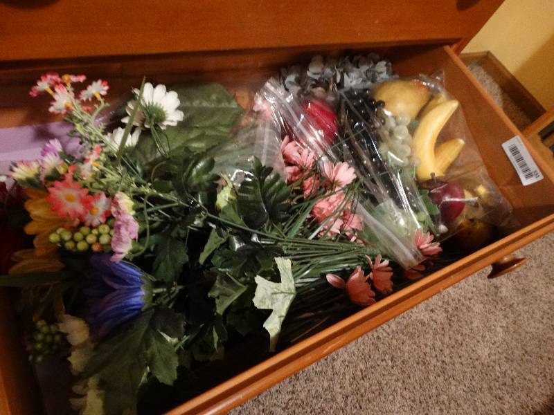 lot 331 image: Lot of faux flowers & fruit