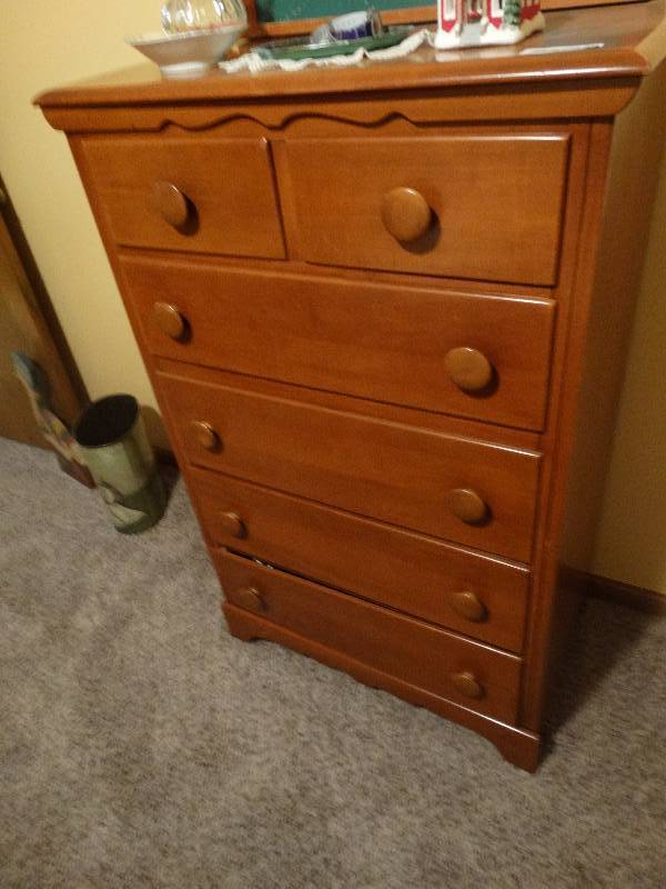 lot 334 image: Wood 6 drawer vintage chest