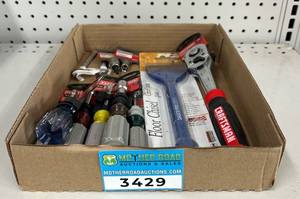 lot 3429 image: UnopenedUnused 12 Piece Assorted Tool Set
