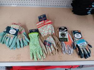 lot 3450 image: Lot of 7 Sets Of Womens Gardening Gloves, Medium - Large Latex Gardening Gloves