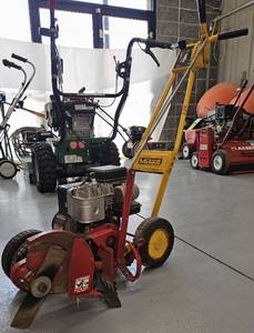 lot 3324 image: McLane Edger with a 3.5HP Briggs and Stratton Engine Model801-3.5RP-CA