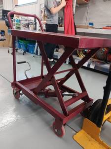 lot 3383 image: Hydraulic Scissor Lift Table Cart with Handle