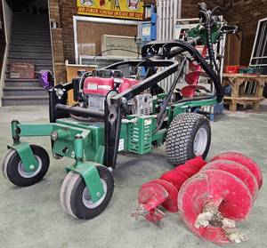 lot 3675 image: Billy Goat Self Propelled Auger Model AGR1300H w 3 Bits 8in, 10in, 12in - 13 HP, 390cc Honda GXV 10 GPM pumpmotor package and produces up to 350 foot pounds of torque for the highest bit torque in its class and easily handles 2-to-18-inch bits.
