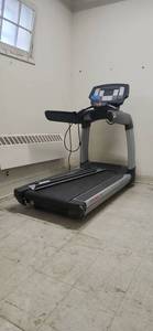 lot 3050 image: Life Fitness Commercial Treadmill 95Ti