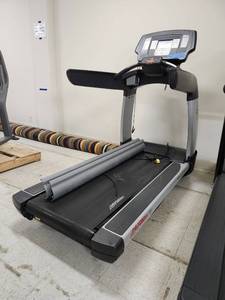 lot 3057 image: Life Fitness 95T FlexDeck Treadmill