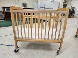lot 3078 image: Whitney Brothers Commercial Evacuation Baby Crib With Casters