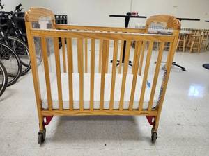lot 3086 image: Foundations Evacuation Crib with Wheels