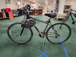 lot 3168 image: Trek RST2 Travel Hybrid Bike 17.5 Frame