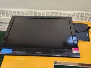 lot 3186 image: 36in Toshiba Television Receiver with HDMI - Model 37RV525RZ