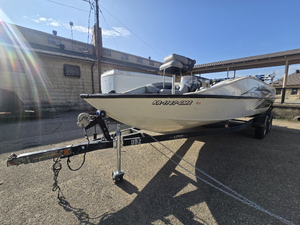 lot 3041 image: 2015 Lowe SD220224 Deck Boat with Trailer - NEEDS WORK