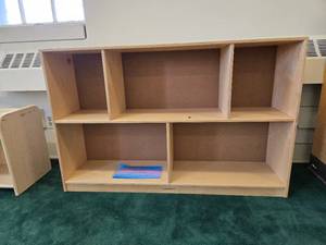 lot 9079 image: Lakeshore 5-Compartment Wooden Childrens Storage Shelf