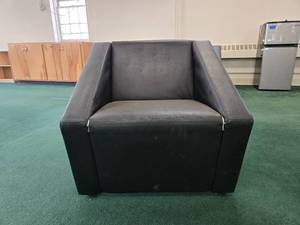 lot 9082 image: (1) Modern Black Leather Lounge Chair with Chrome Base