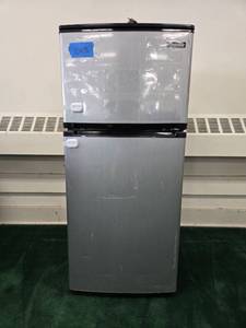 lot 9085 image: Magic Chef Compact Refrigerator - Model HVDR430SE