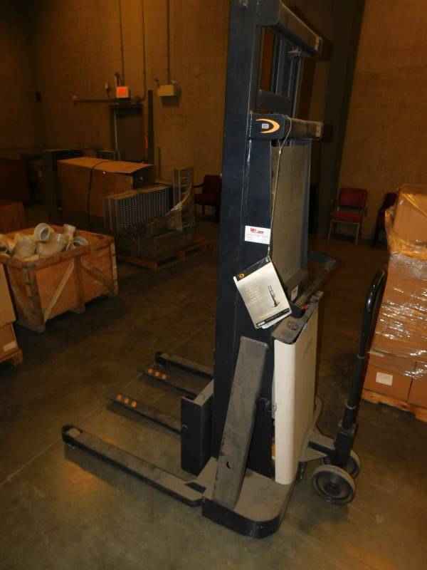 lot 1587 image: Crown Lift Truck Was Purchased New Used Very Little Batterys Dead Onboard Charger Nice Unit