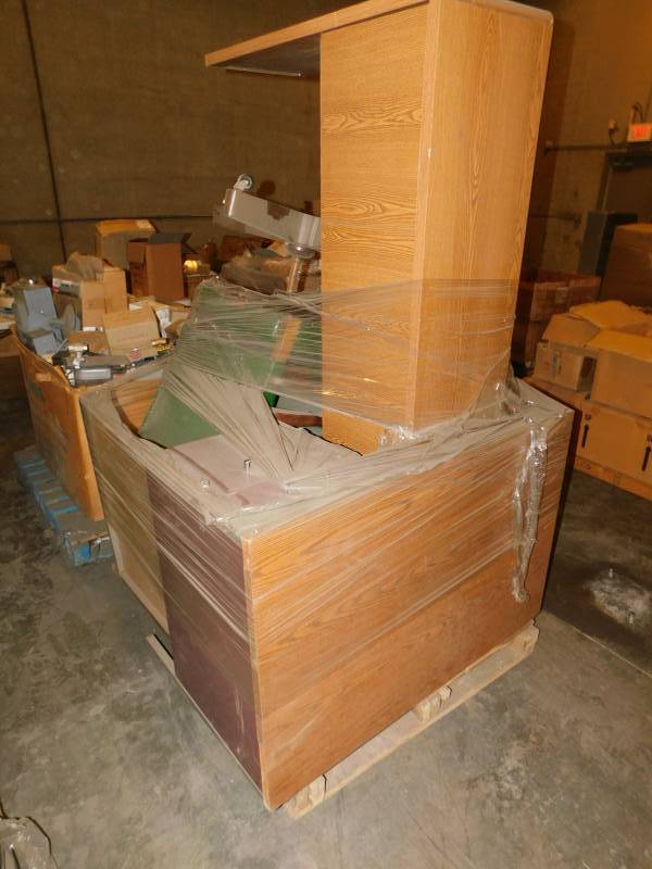 lot 1603 image: Lot of Misc Office Desks and Chairs
