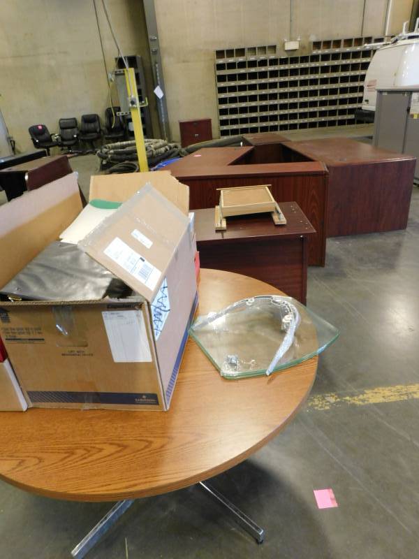 lot 1635 image: Lot of Office Furniture