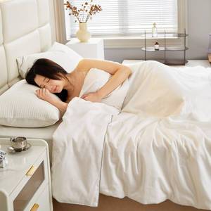 lot 1092 image: YOUR MOON Pure Mulberry Silk Comforter Queen Size for All Season,100% Natural Long Strand Silk Fill Duvet, Luxury Bedding, Noiseless Cotton Shell (White) - Retail $145.32