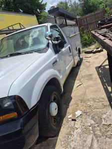 lot 2041 image: 2005 Ford F250 SD White