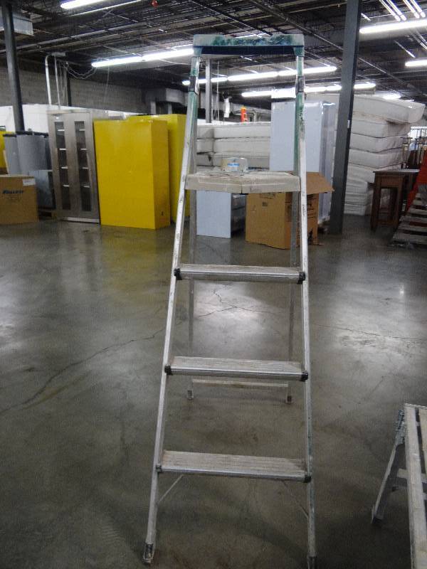 lot 8924 image: Cosco 5ft Ladder