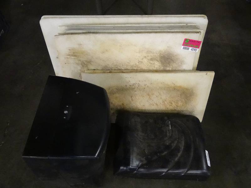 lot 4090 image: 12 Cutting Boards, Paper Towel Dispenser and Carousel Microwave