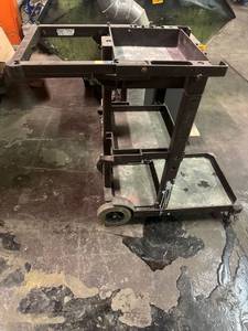 lot 722 image: Rubbermaid cart
