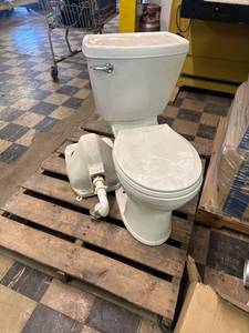 lot 758 image: Toilet and commercial wall mounted urinal on pallet