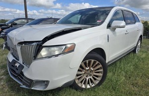 lot 13224 image: 2010 Lincoln MKT, WHITE