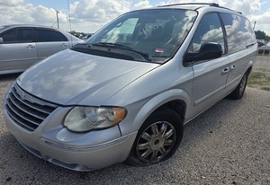 lot 13233 image: 2006 Chrysler Town and Country, SILVER